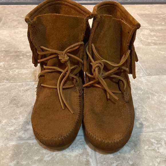 Shoes - Minnetonka single fringe, lace up shoes. Barely worn